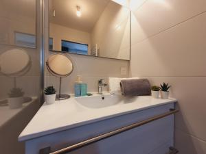 Fotografie z fotogalerie ubytování T2 cœur de ville moderne CLIM WIFI Terrasse - ROSSIconciergerie - Linge en option v destinaci La Grande-Motte