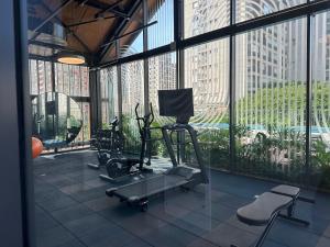 um quarto com um ginásio com uma grande janela em Studio 500m from Allianz Parque em São Paulo