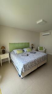 En eller flere senge i et værelse på Alto Padrão Pé na Areia 2 + 16 billeder