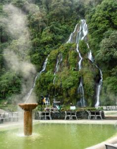 una fuente en un estanque frente a una cascada en Apartamento la 20 tercer piso, en Santa Rosa de Cabal