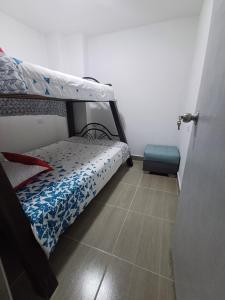 1 dormitorio con litera y suelo de baldosa en Apartamento la 20 tercer piso, en Santa Rosa de Cabal