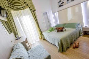 A bed or beds in a room at Hotel Corinna