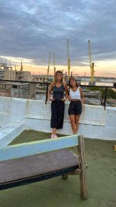 Twee meisjes staan naast een bank. bij Montevideo Port Hostel in Montevideo