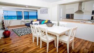 Η κουζίνα ή μικρή κουζίνα στο The Beach Holiday House