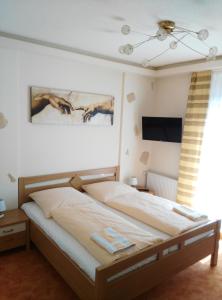 - une chambre avec un lit et une peinture murale dans l'établissement Moocks Hotel, à Altenau