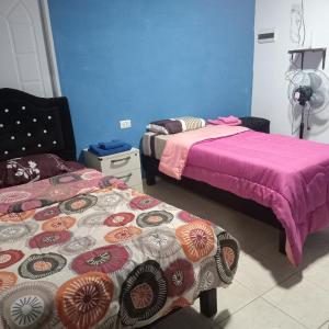 due letti in una stanza con due letti sidx sidx sidx di Alojamiento B&B Corrientes a Corrientes Altre 12 foto