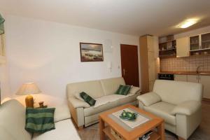 Una sala de estar con dos sofás y una mesa de café. en Apartment in Klimno - Insel Krk 51052, en Klimno