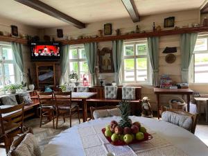 TV a/nebo společenská místnost v ubytování Holiday home in Desna - Isergebirge 1740