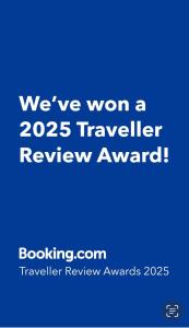 Una señal azul que dice que ganamos un premio de revisión de viajero en Cozy Homestay with Large bed, private bathroom, large Balcony, en Hanói