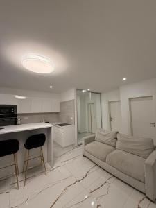 Dapur atau dapur kecil di Luxury Oasis With Private Pool & Parking