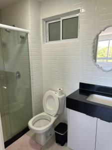ein Badezimmer mit Toilette, Dusche und Waschbecken in der Unterkunft Apartamento em Porto de Galinhas in Porto De Galinhas