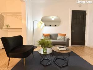 Setusvæði á Modernstudioqueenbedworkspacehighspeedwifi