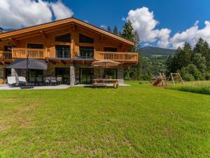 domek wiejski ze stołem piknikowym i placem zabaw w obiekcie Felsener Wald w mieście Wald im Pinzgau