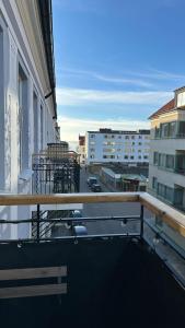 ein Balkon mit Blick auf die Stadt in der Unterkunft Tågaborg in Helsingborg