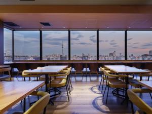 hotel MONday Premium Ueno Okachimachi餐廳或用餐的地方
