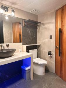 un bagno con lavandino e WC di Blue Tulip - Rooms with Jacuzzi a Lapu Lapu City