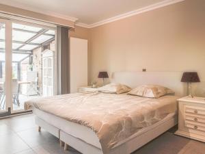 a bedroom with a large bed and a large window at De Golfbreker in Miami Wijk