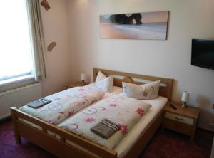 a small bedroom with a bed with flowers on it at Moocks Hotel in Altenau