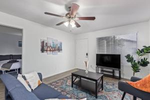 TV a/nebo společenská místnost v ubytování 1bed Apartmentwifisleeps6wdpool