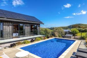 una casa con piscina e una casa di Villa Obsidian including Obsidian Yurts by Waiheke Pure a Waiheke Island