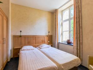 Postel nebo postele na pokoji v ubytování Castle Apartment in Aywaille near River Amblève