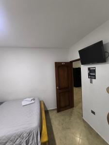 ネコクリにあるCasa Hotel Mar y Brisa Beachのベッドと薄型テレビのある寝室 +26枚の写真