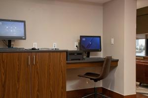 TV a/nebo společenská místnost v ubytování Four Points by Sheraton Allentown Lehigh Valley