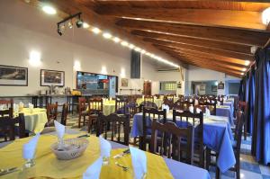 un comedor con mesas y sillas con mantel azul en Hotel El Cid, en Villa Carlos Paz