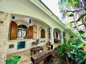 a house with a bench in the middle of a courtyard at Casa del Arquitecto in Cancún