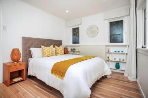 Postel nebo postele na pokoji v ubytování Palm Cottage - Stay Waiheke