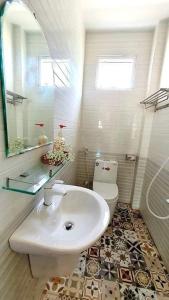 Koupelna v ubytování Đảo Bình Ba, nhà nghỉ sắc màu đi bộ ra biển rất gần, không nhận khách quốc tế, phòng đôi - nhận cọc trước mới giữ phòng