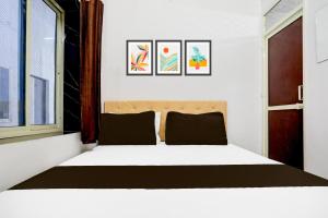Super Indian Hotel客房内的一张或多张床位