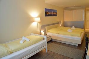 a bedroom with two beds and a mirror at Hotel Jeta in Hamburg