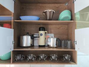 a coffee maker on a shelf in a kitchen at Temporada Peterle | Casa vista mar Irirí in Anchieta