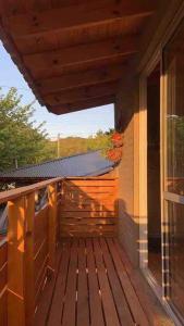 圣罗莎卡拉穆奇塔县Bauha Mini Apart的房屋内带屋顶的木甲板 更多7张照片