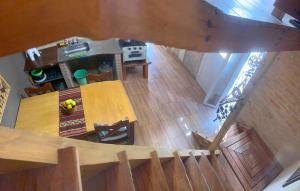 圣罗莎卡拉穆奇塔县Bauha Mini Apart的厨房的顶部景致,配有木桌