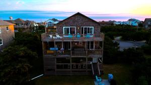 eine Luftansicht eines Hauses mit Balkon in der Unterkunft Amazing Ocean View-Newly Renovated Modern Oasis in Avon