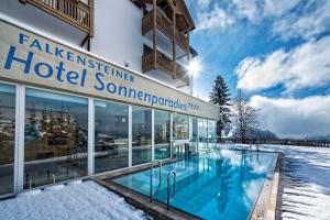 The swimming pool at or close to Falkensteiner Hotel & Spa Sonnenparadies