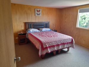 Giường trong phòng chung tại Hostal House FloVer