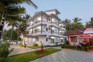 马尔冈The Lobos的一栋白色大房子,门前有树