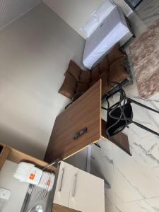 a room with a kitchen with a ceiling at Apartamento Moderno Novo 2025 in Passo Fundo