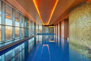 Bazén v ubytovaní Four Points by Sheraton Kecskemet Hotel and Conference Center alebo v jeho blízkosti