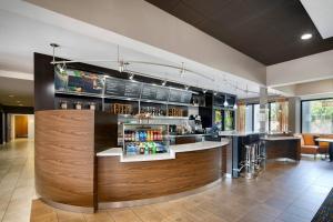 Ο χώρος του lounge ή του μπαρ στο Courtyard Dallas Addison Midway