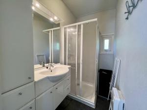 Ένα μπάνιο στο Small family chalet close to beach +17 φωτογραφίες