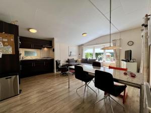 Η κουζίνα ή μικρή κουζίνα στο Small family chalet close to beach