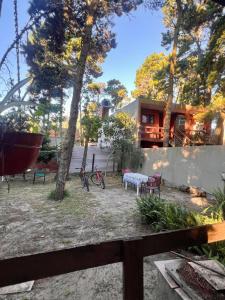 a house with a yard with chairs and a table at Casa Rústica para 8 personas in Mar Azul