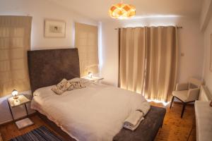 Katil atau katil-katil dalam bilik di Lania Royal Oak House by TrulyCyprus