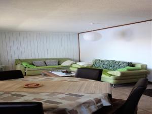 una sala de estar con un sofá y una mesa en Studio in Veysonnaz by Ski Slopes & Gondola, en Veysonnaz