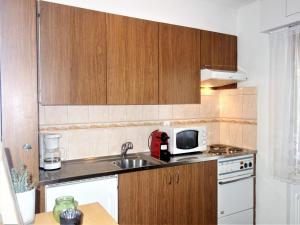 una cocina con fregadero y microondas en Studio in Veysonnaz by Ski Slopes & Gondola, en Veysonnaz 7 fotos más
