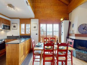 uma cozinha com mesa e cadeiras em uma sala em Apartment in central location with views em Nendaz